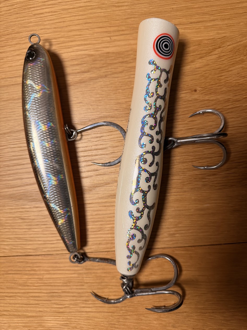 コイノボリポッパー コクオウ(右)とモンスターマグロ210F(左)