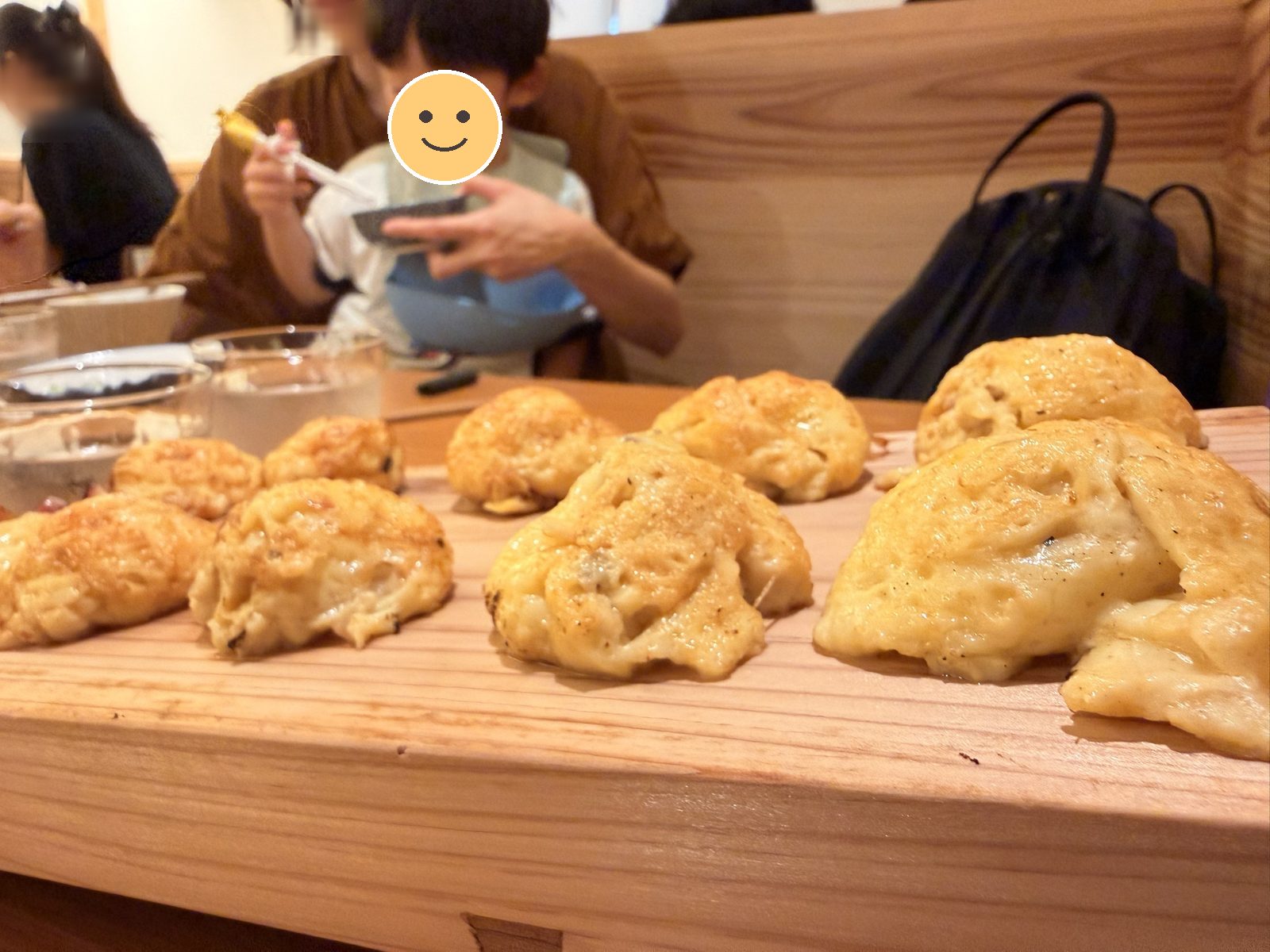 木の板にずらりと並んだ明石焼き