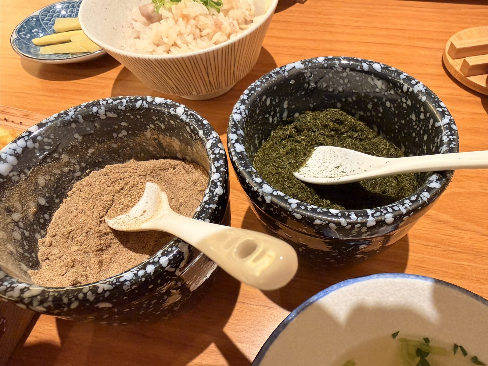 フタつきの器に入ったトッピング