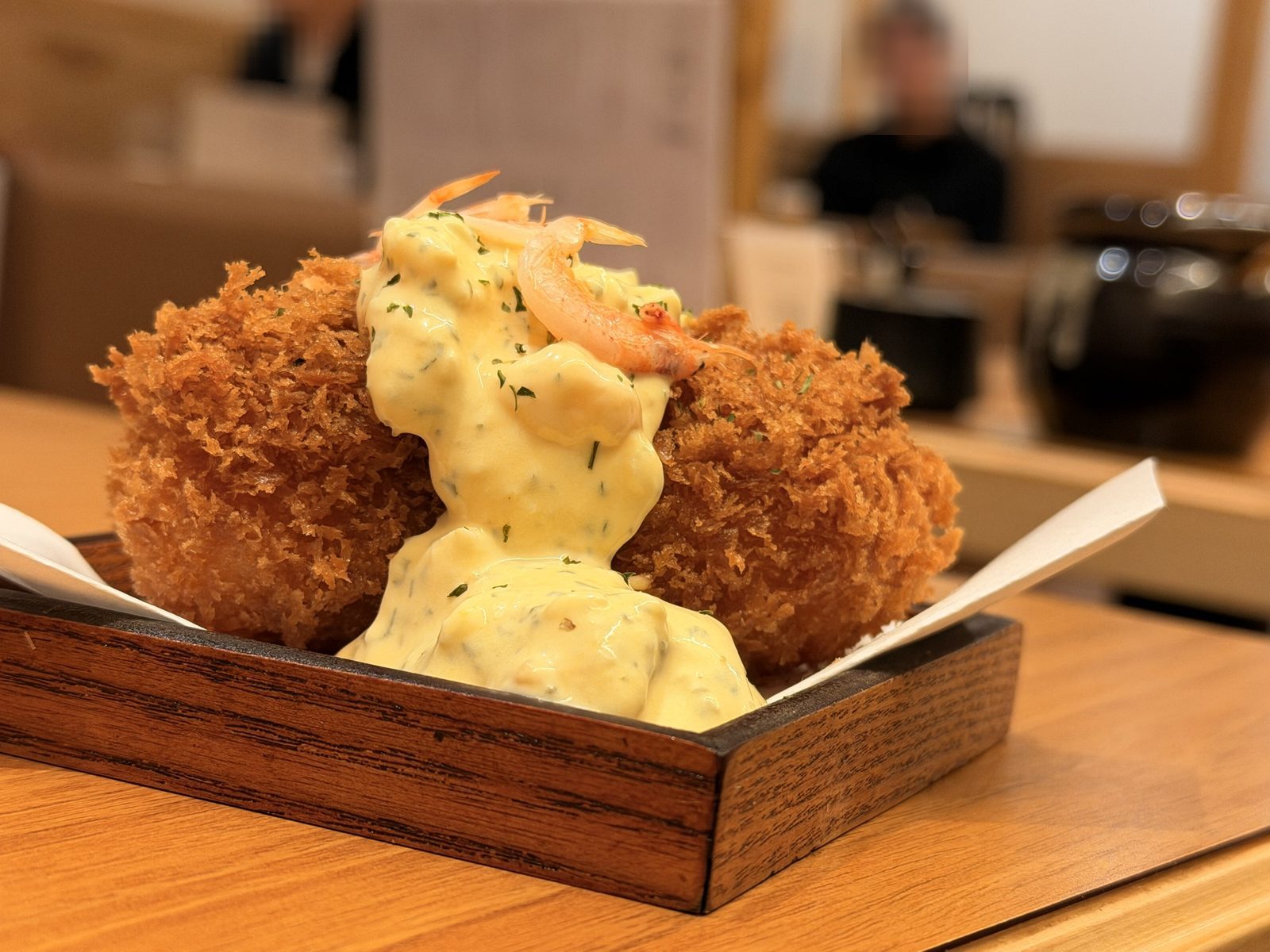 カニクリームコロッケ。タルタルと小エビがたっぷり