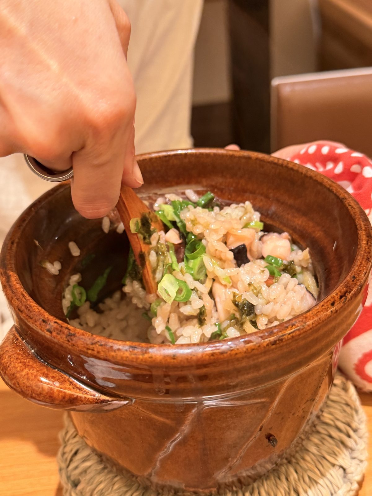 土鍋ご飯を混ぜているところ