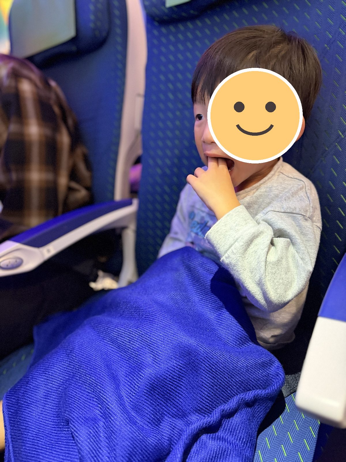 ブランケットをかけて座る息子