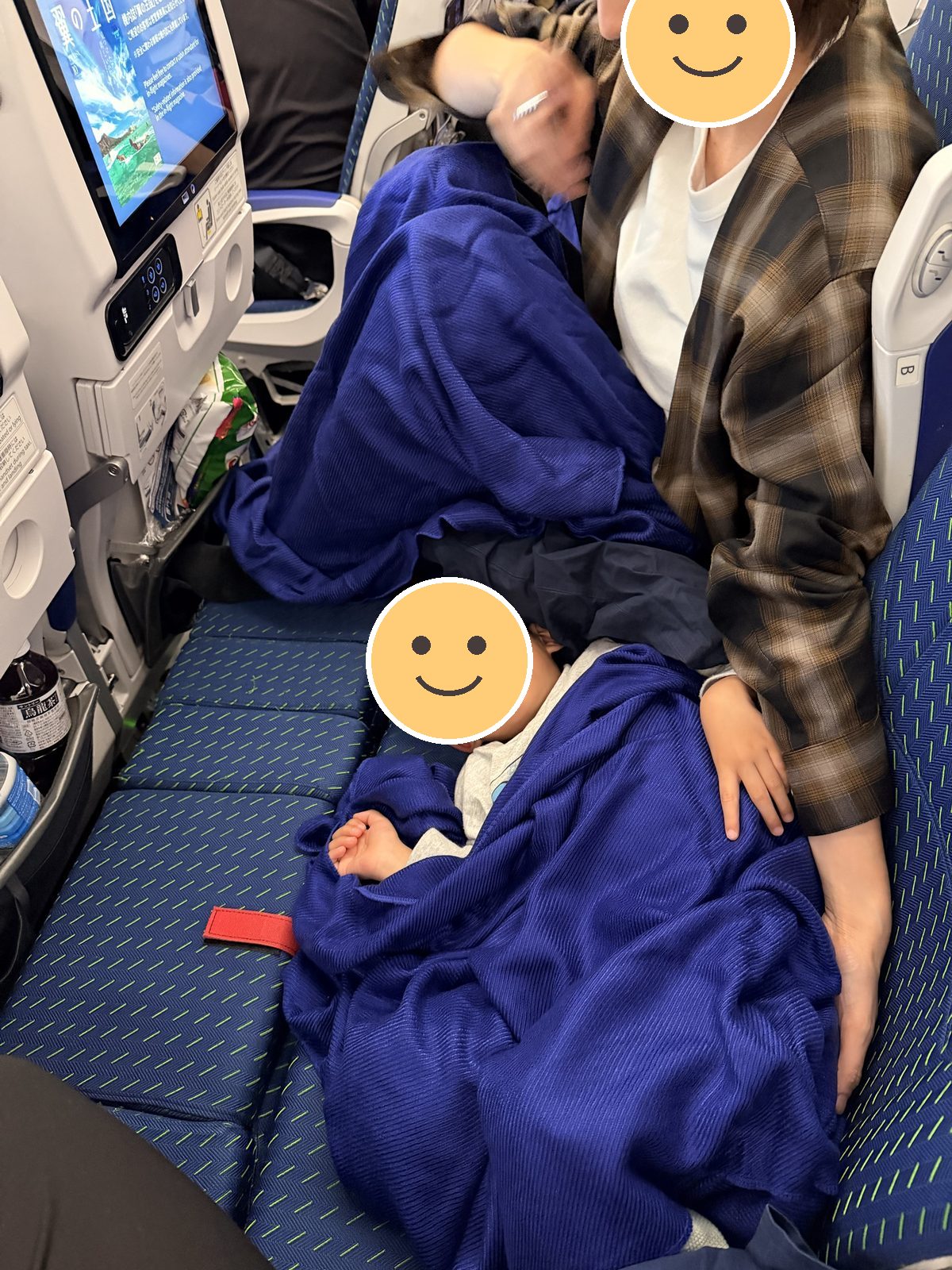 カウチで横になって眠る息子