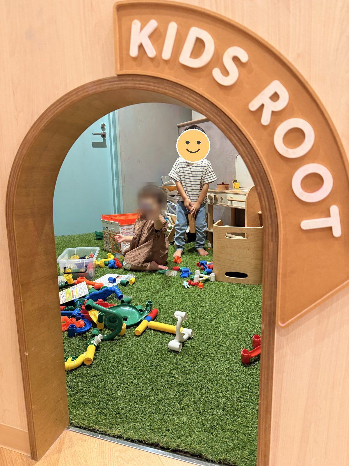 KIDS ROOTの中で遊ぶ子どもたち