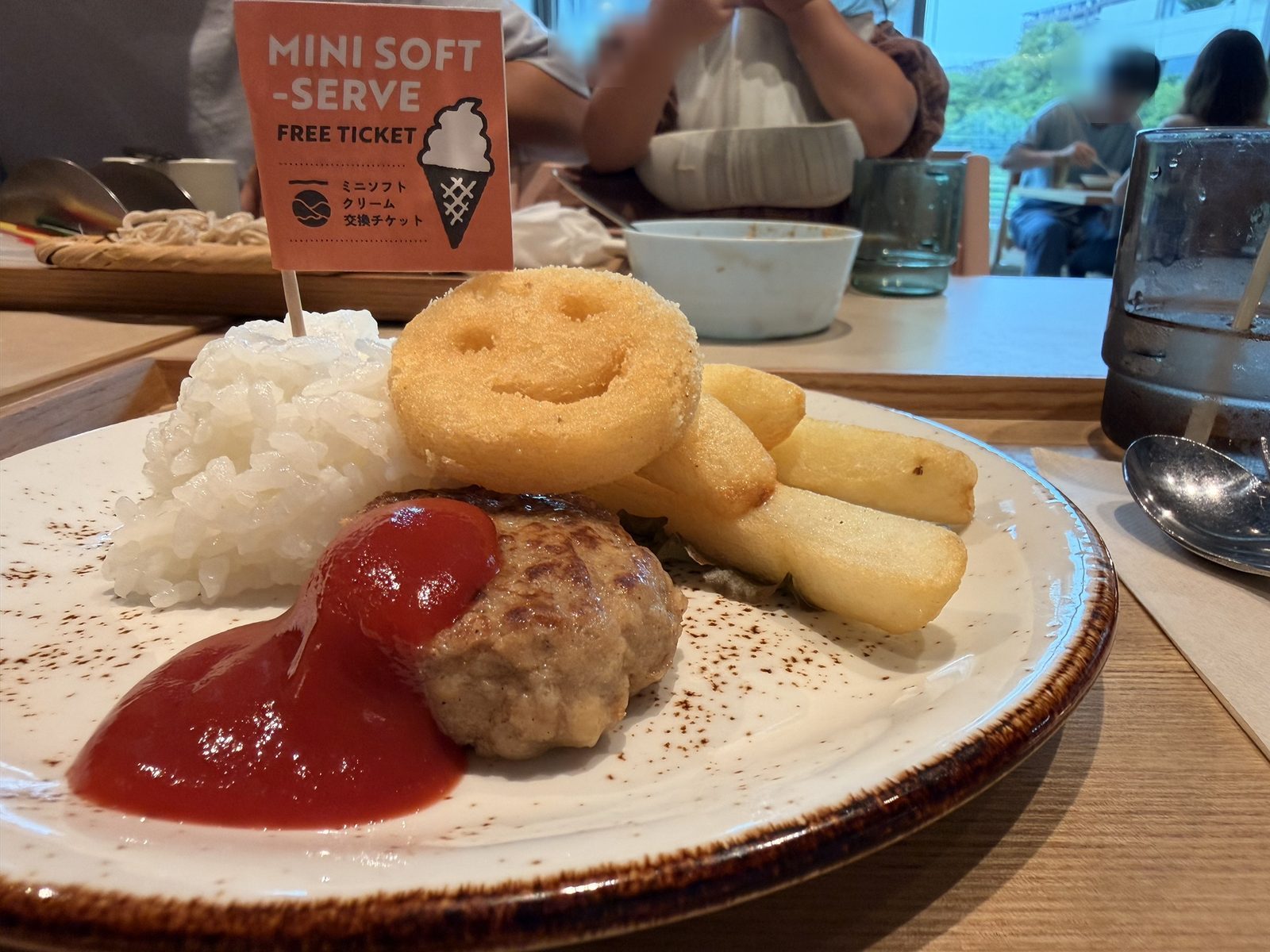 ハンバーグとポテトのお子様ランチ