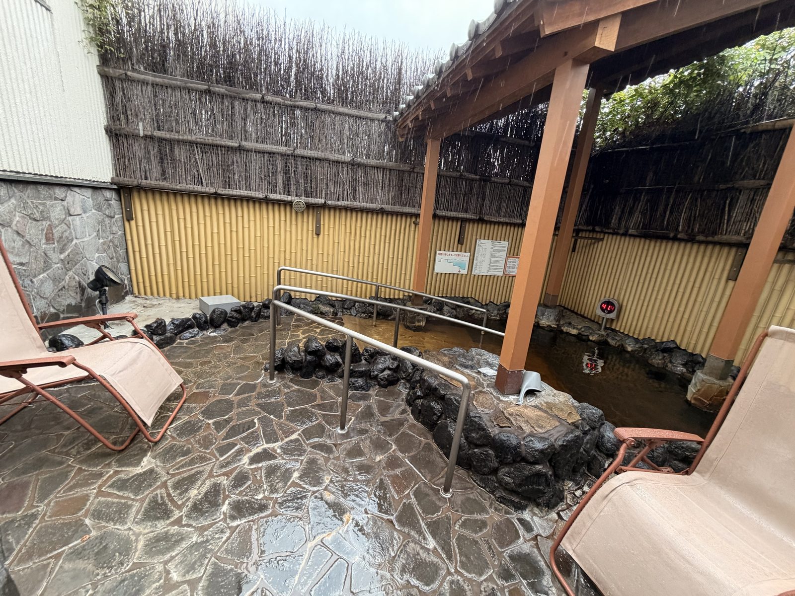 貸切の露天風呂と外気浴の椅子