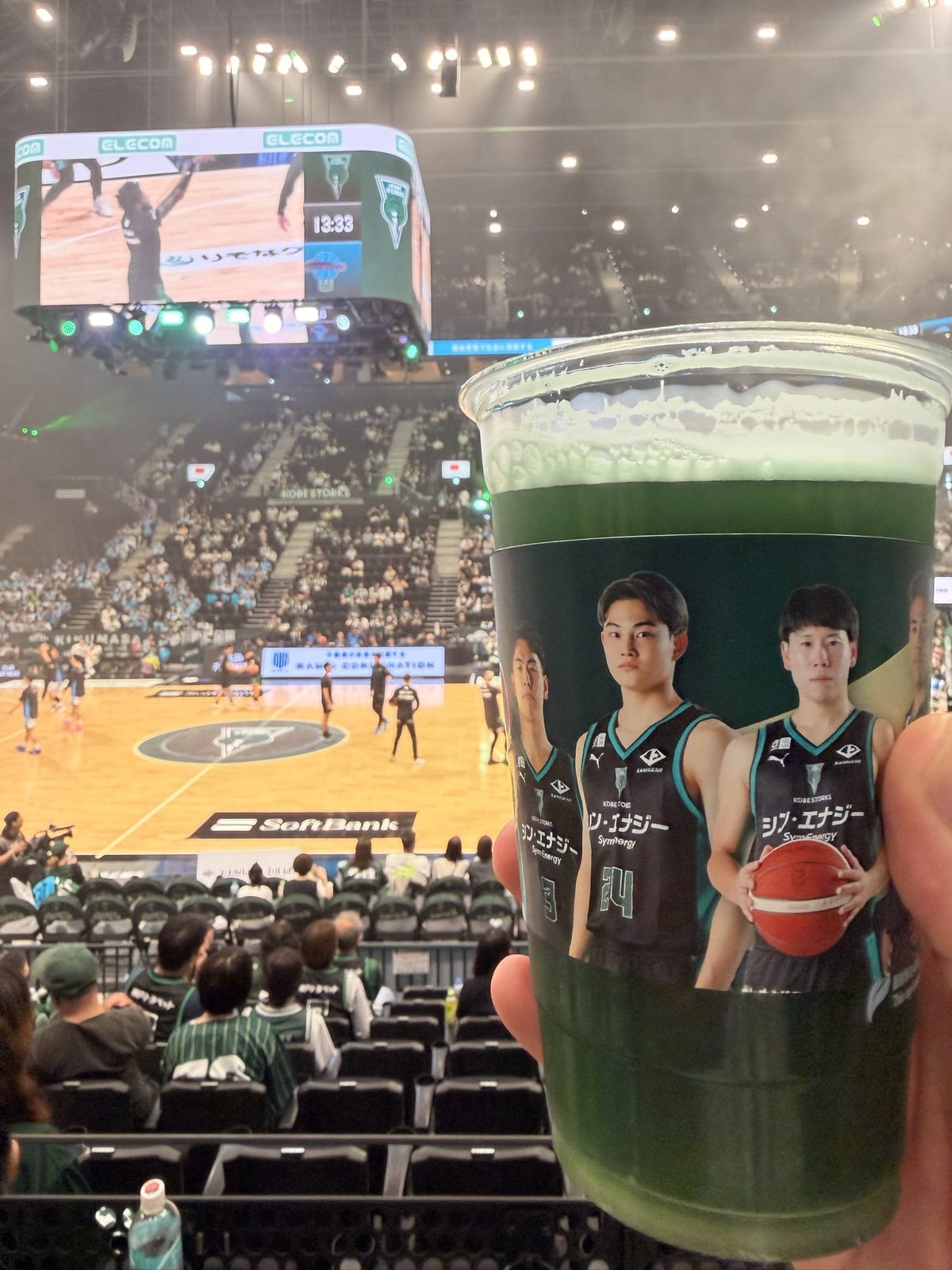 緑色のビールと選手がデザインされたカップ