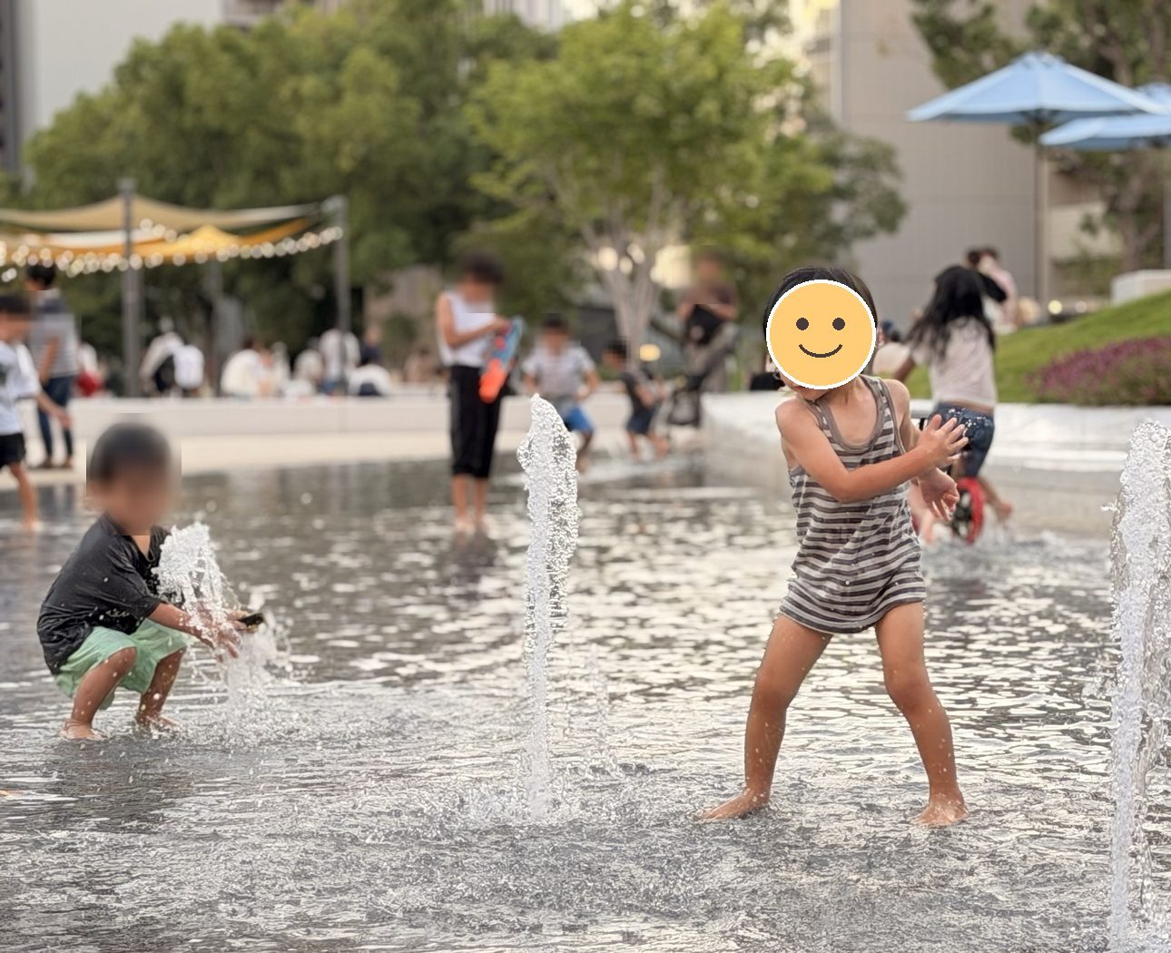 東遊園地の水景池で水遊び
