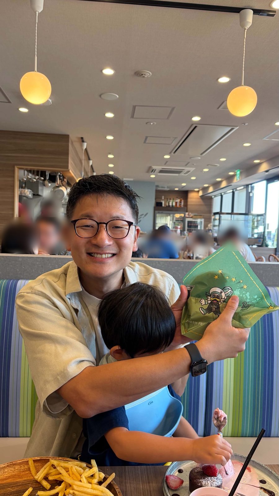 試合前のランチ。ストークスのマスコット柄の包み紙に入ったハンバーガー
