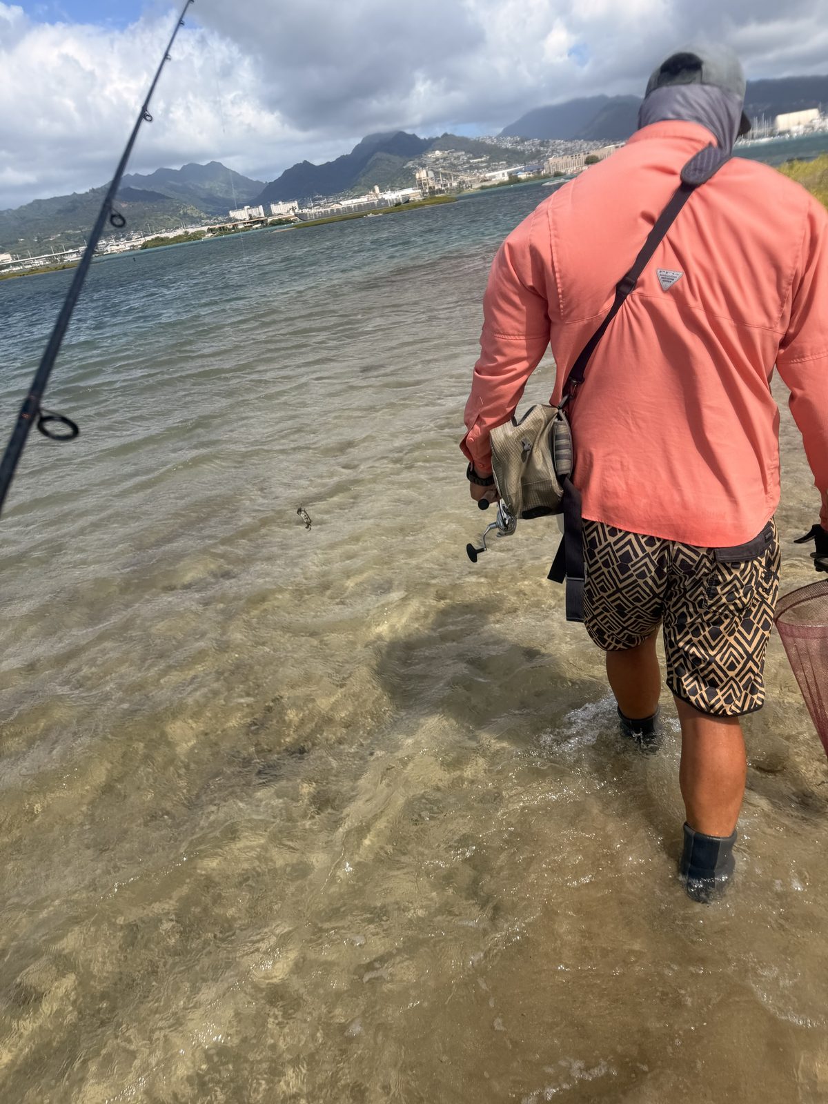 浅瀬で魚を探しながら歩く船長