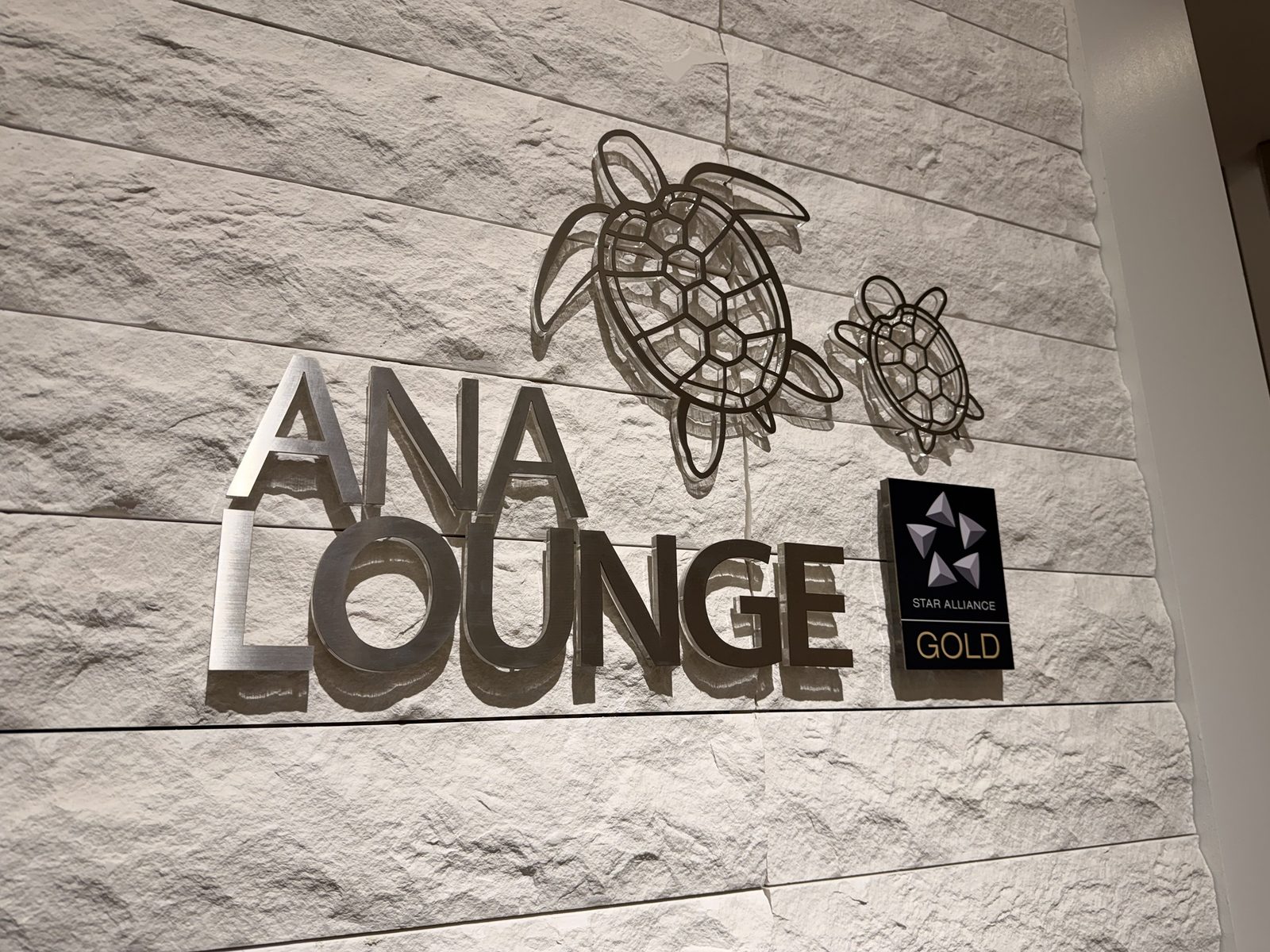 ANA LOUNGEの看板。ウミガメのマーク