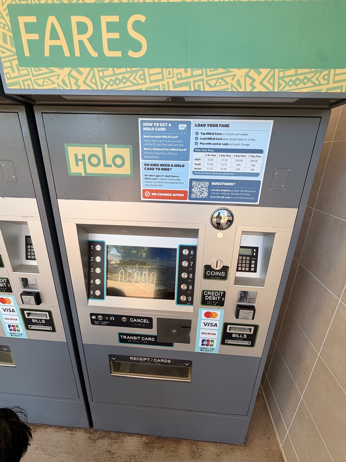 HOLOカードの券売機。料金表も貼ってある