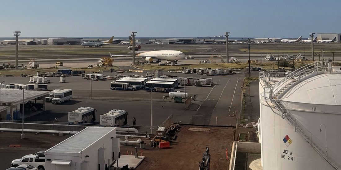 空港のそばを走る電車から。駐機中の飛行機がずらり