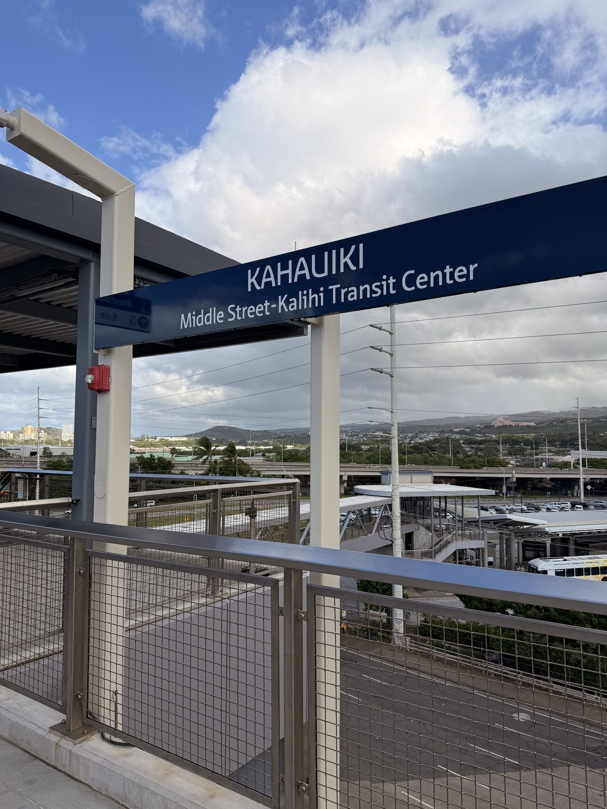 カハウイキ駅のホームの駅名標