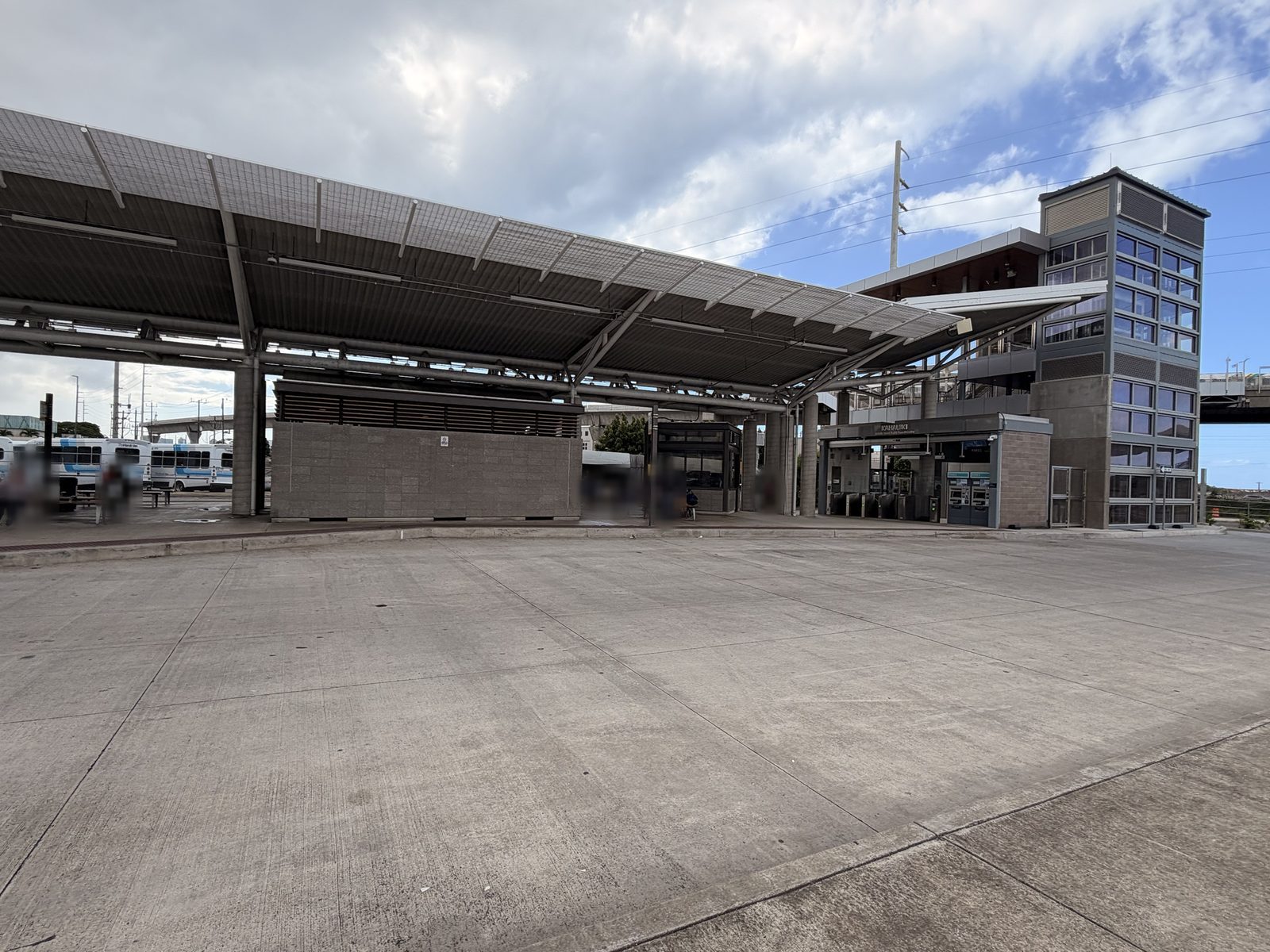 駅の下に広がるバスターミナル。奥が改札