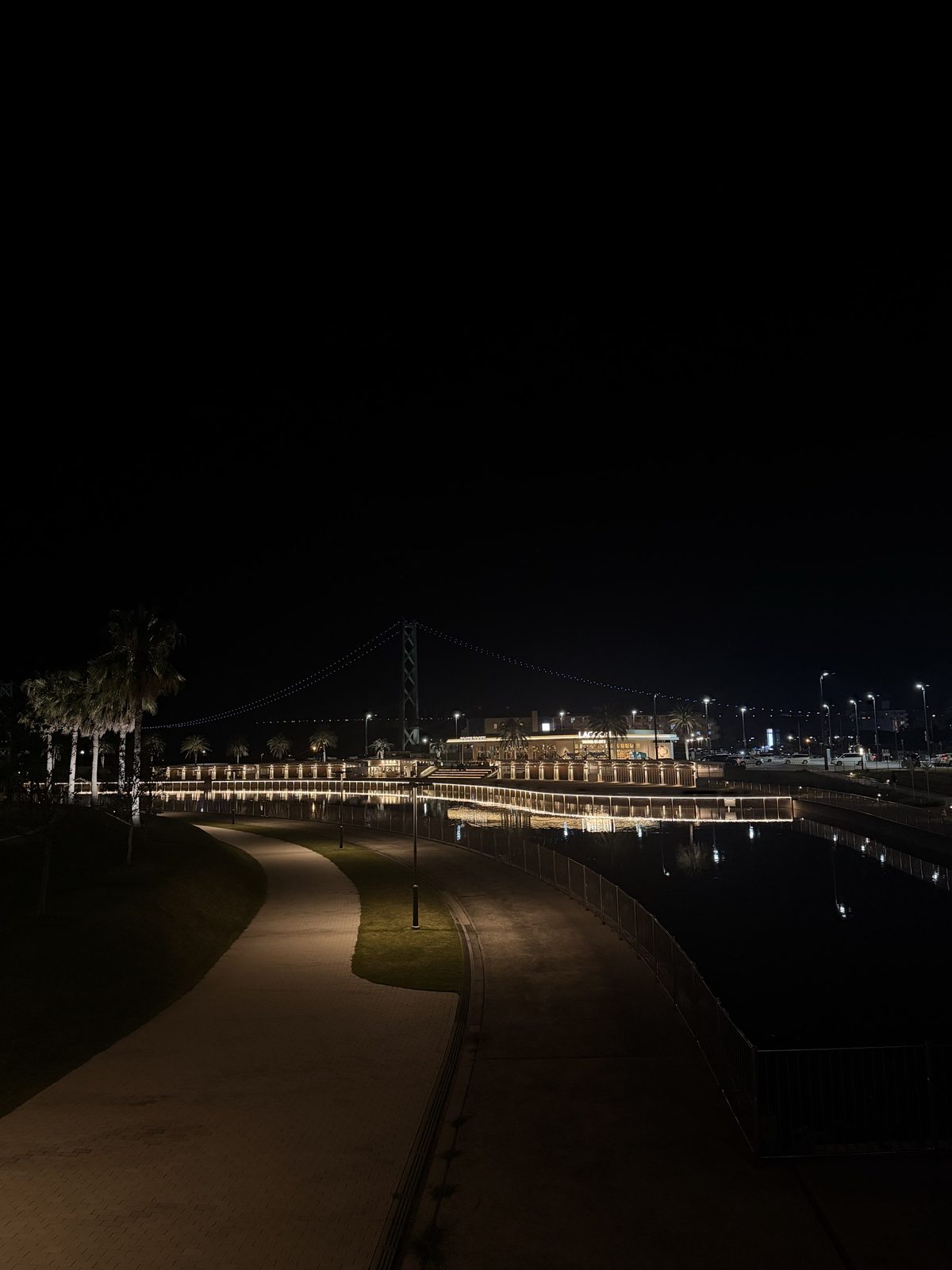 夜のラグーンと明石海峡大橋