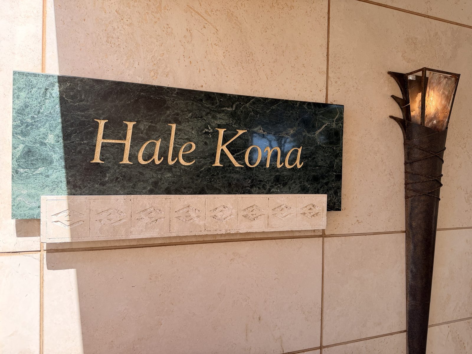 Hale Konaの館名プレート