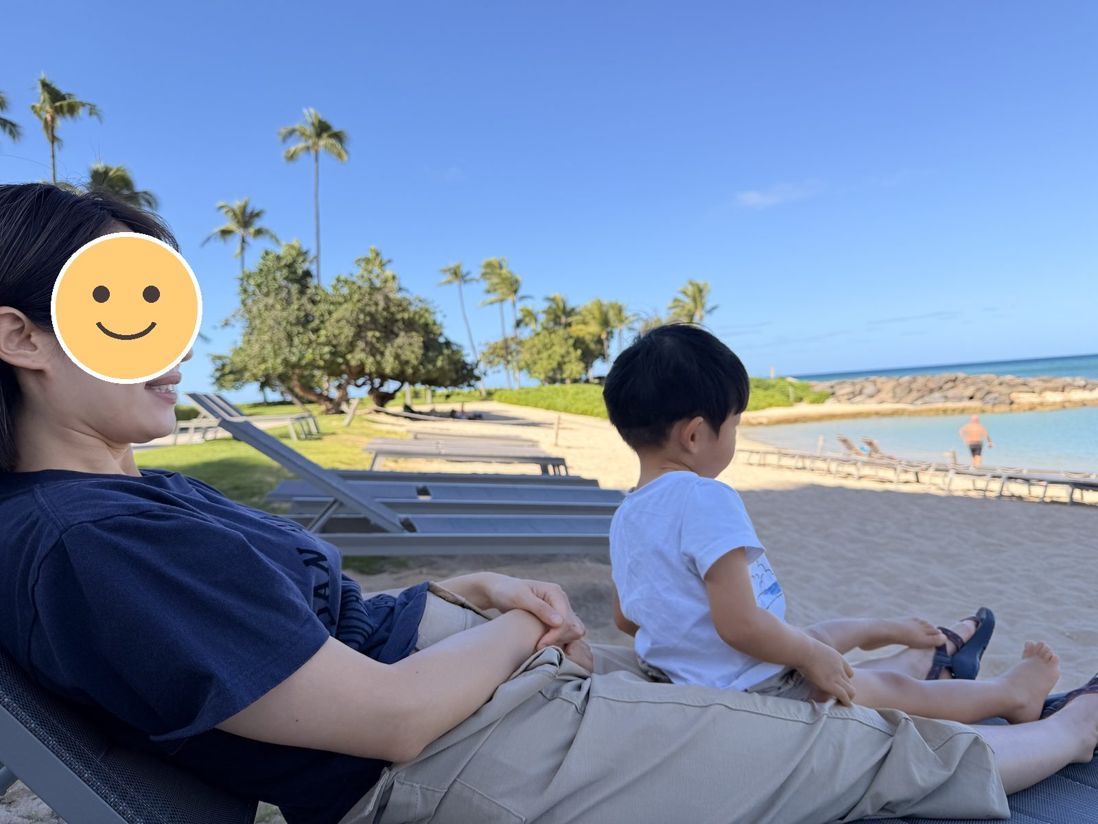 ビーチのチェアでくつろぐ妻と息子
