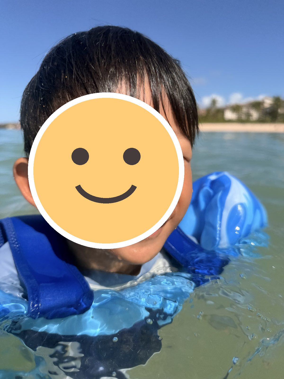 水の中で笑う息子