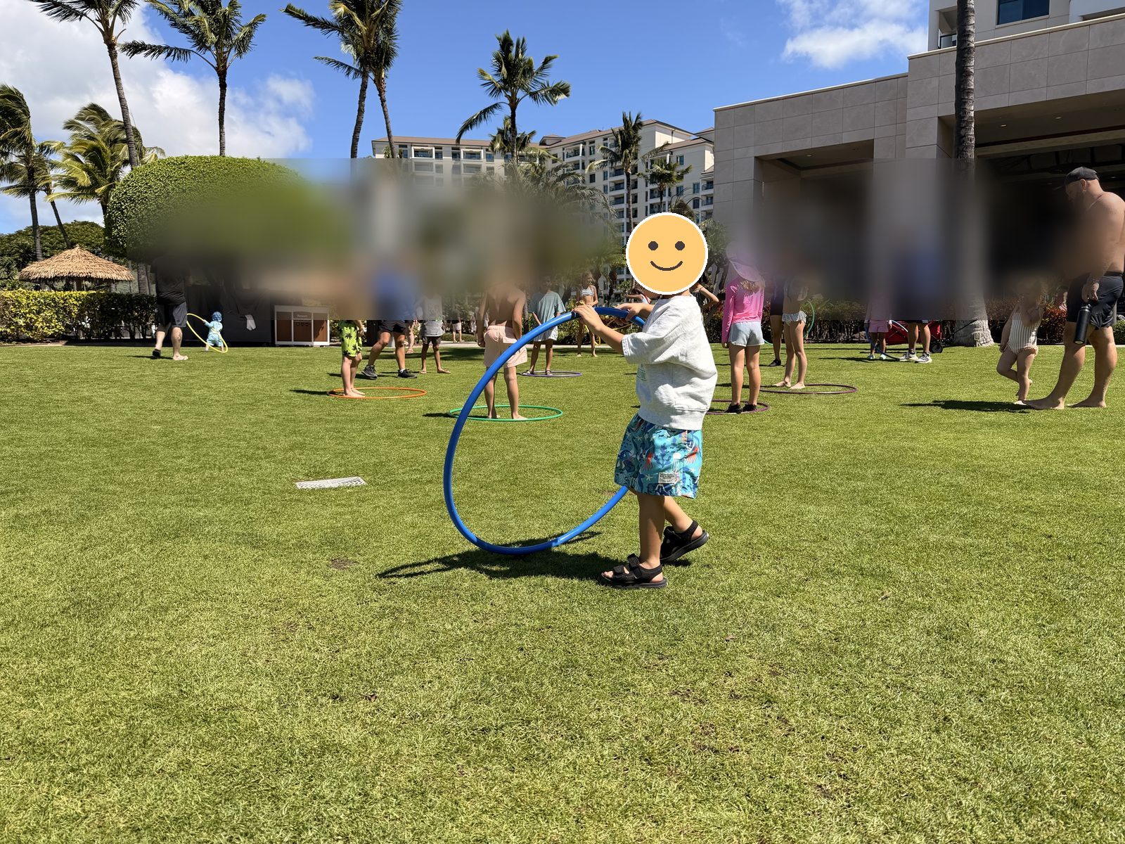 芝生でフラフープをする息子。ホテルの子ども向けアクティビティ