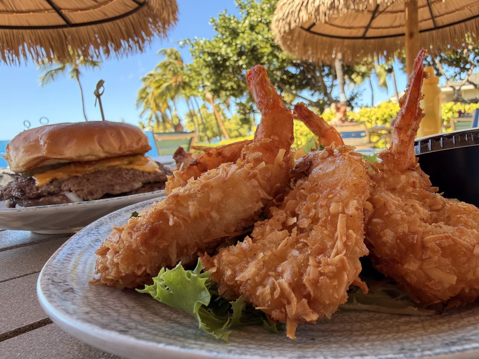 ココナッツシュリンプとハンバーガー
