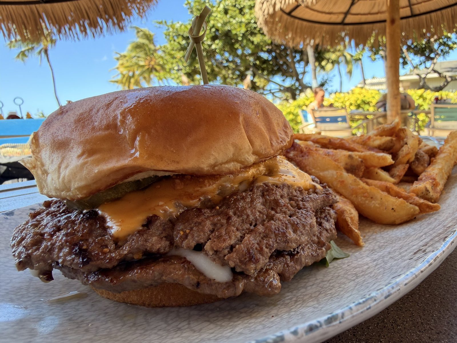 チーズバーガーとポテト