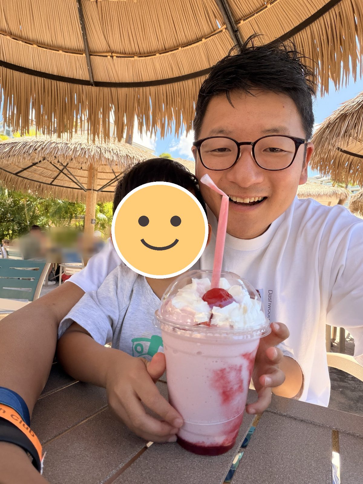 いちごのシェイクを持つ息子と私