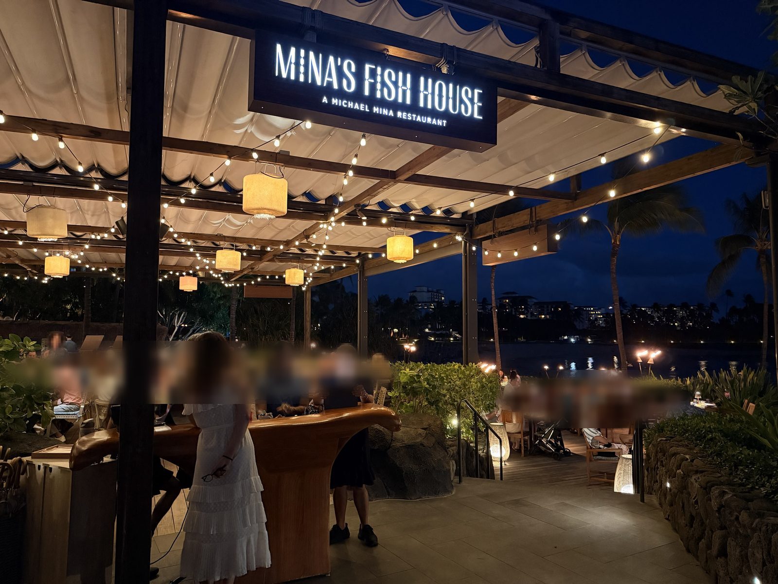 夜の入口。MINA'S FISH HOUSEの看板