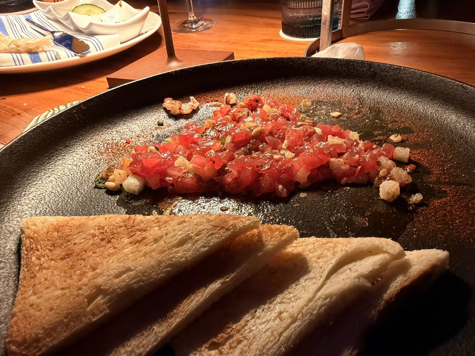 マグロのタルタルとトースト