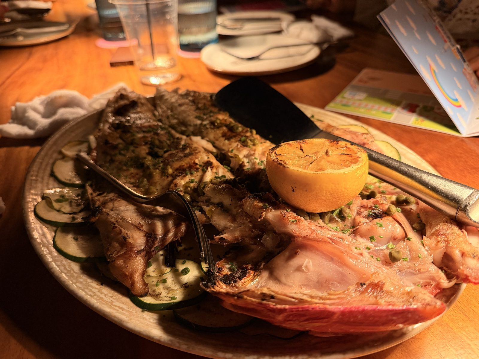 ハマダイ(オナガ)の丸ごと炭火焼き。焼きレモン添え