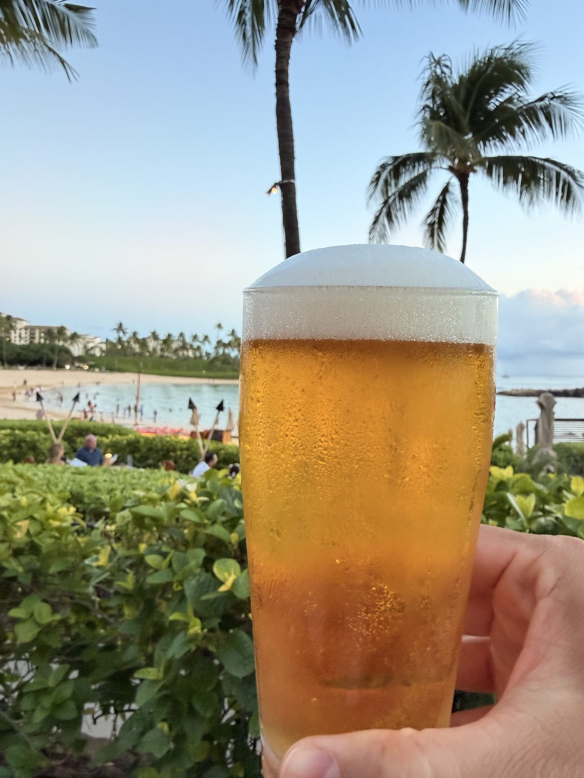 ビーチを見ながら地ビールで乾杯
