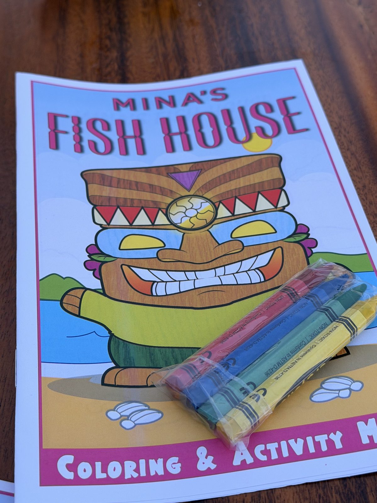 MINA'S FISH HOUSEの塗り絵とクレヨン