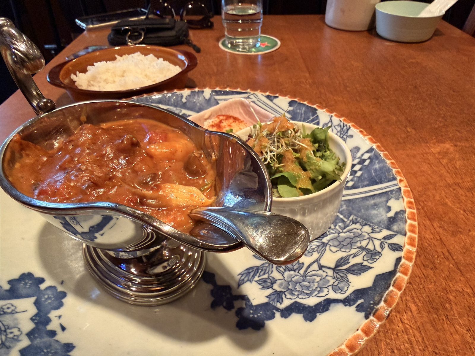 エビのトマトココナッツカレーとごはん、サラダ