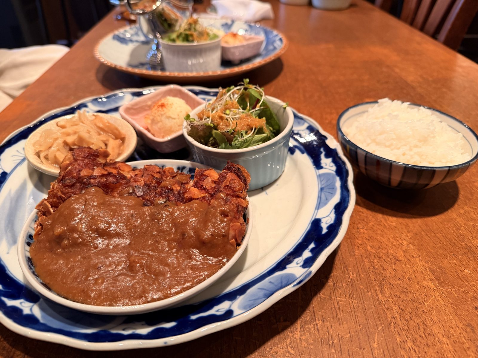チキンのアーモンド揚げ。ソースがたっぷりかかっている
