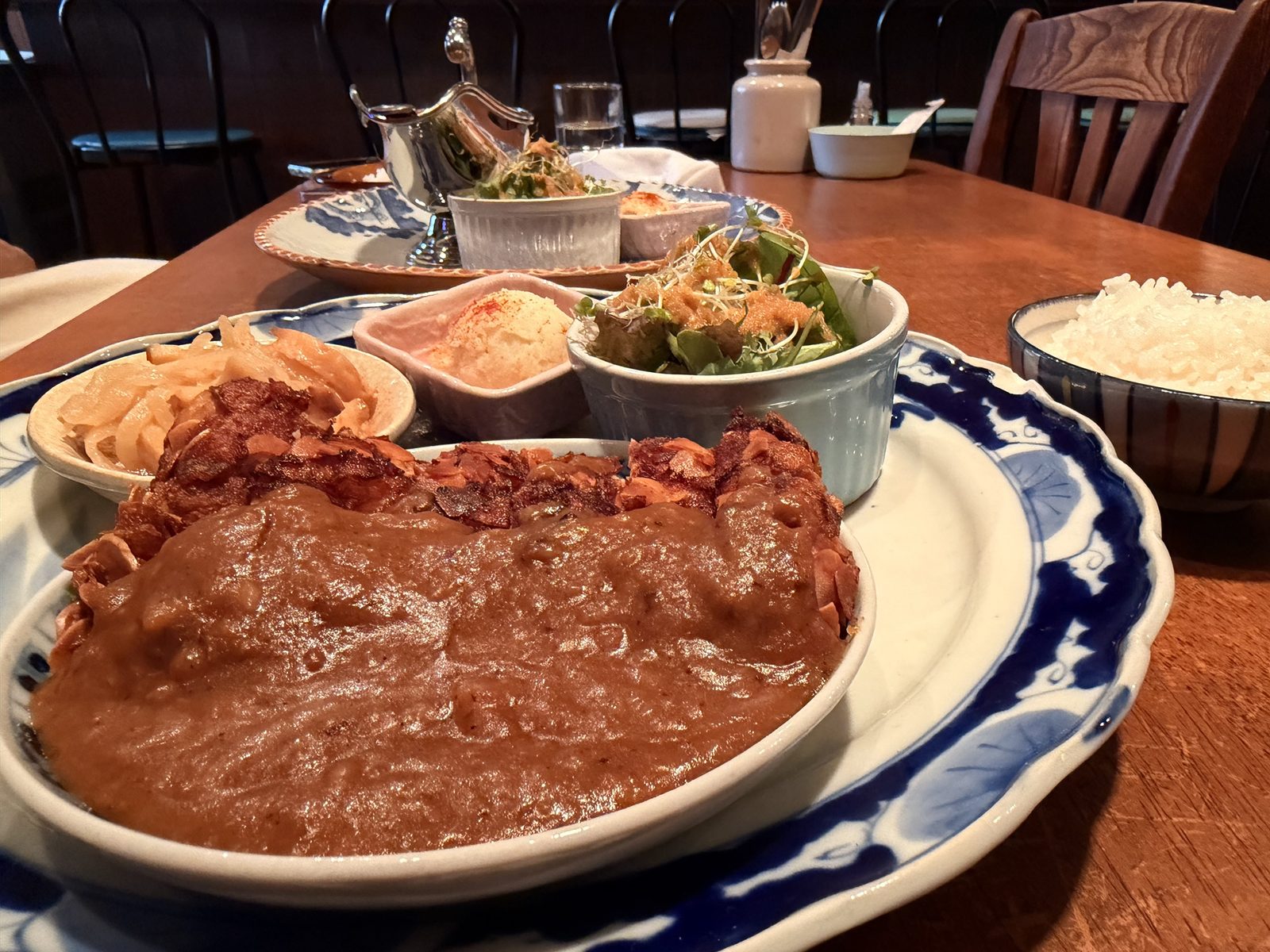 手前にチキンのアーモンド揚げ、奥にカレー