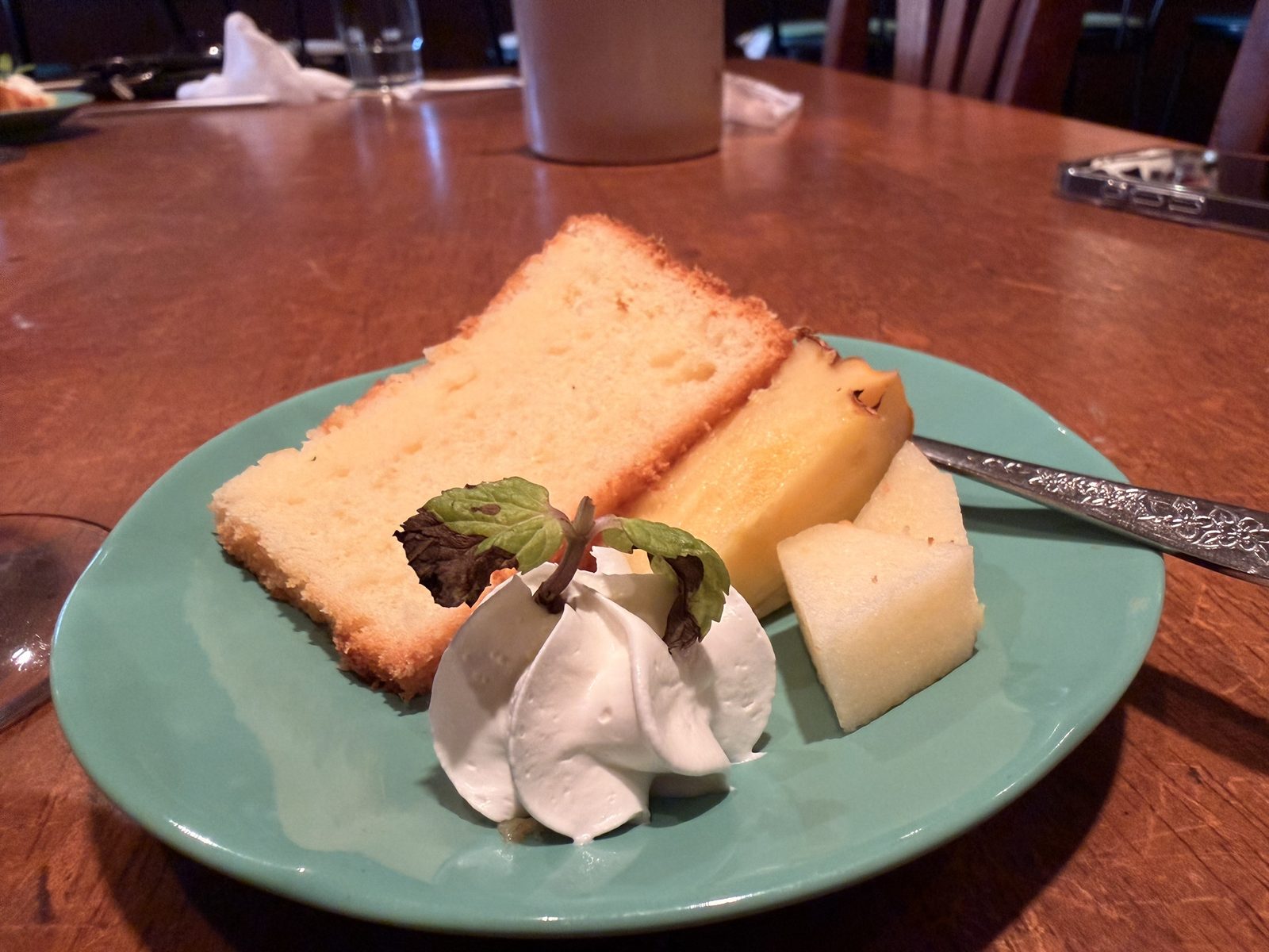 レモンのシフォンケーキ。生クリームとパイナップル、りんご添え