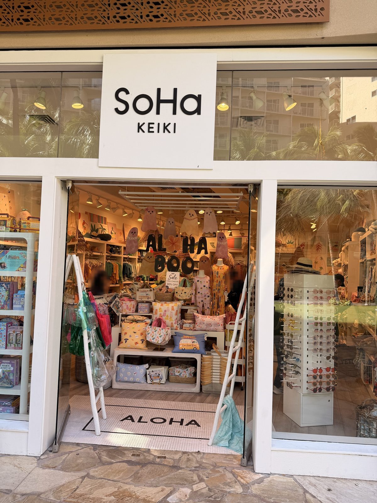 ワイキキ・ビーチ・ウォークにあるSoHa KEIKIの店先