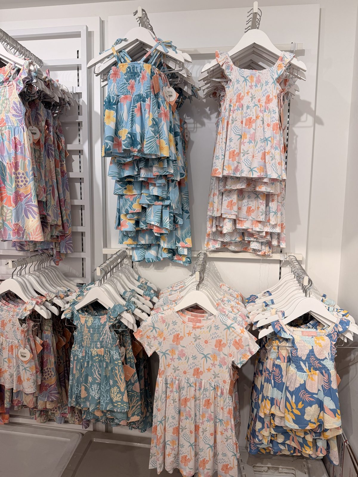 花柄のワンピースなど女の子向けの服も多い
