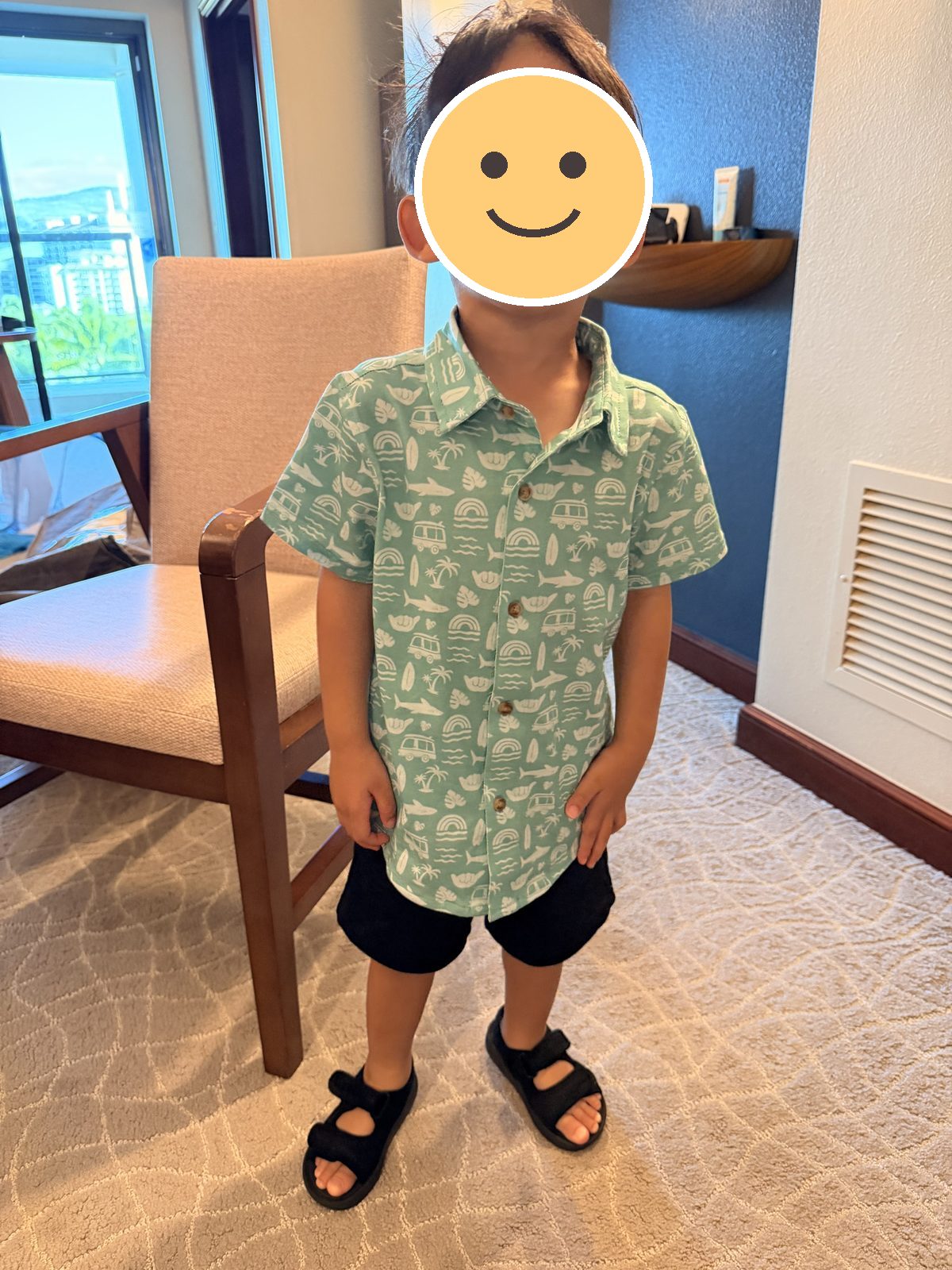 買ったシャツを着た息子