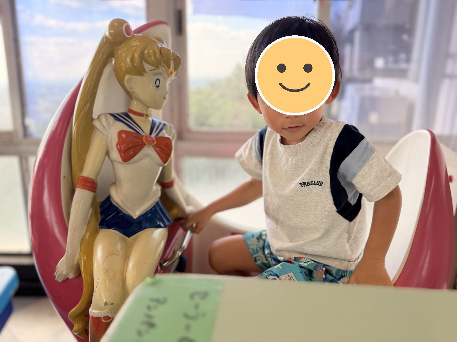 乗り物で遊ぶ息子